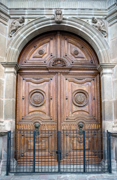 Kilise ahşap kapı — Stok fotoğraf