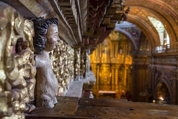 Estatuilla de un angelito en un rincón de una antigua iglesia — Foto de Stock