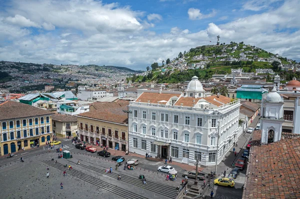 Vysoká pohled na náměstí a budov, quito, Ekvádorプラザや建物、quito、エクアドルの高いビュー — Stock fotografie