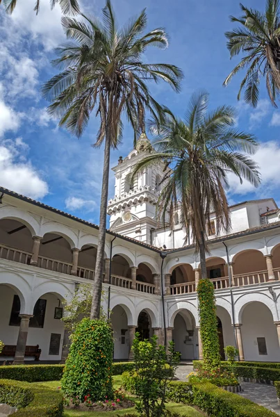 Giardino interno di una vecchia chiesa — Foto Stock