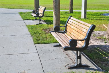 Metal ve Ahşap banklar beach Park'ta çifti