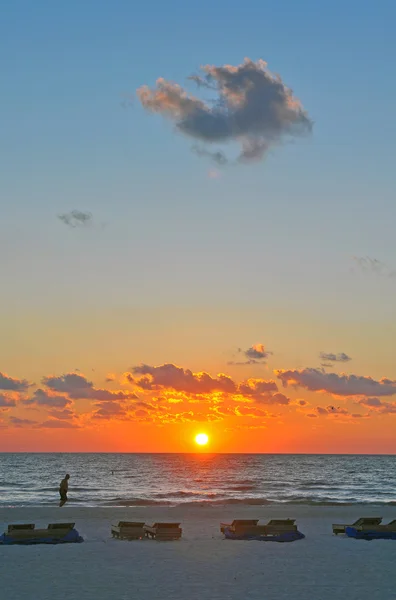 Playa Paisaje momentos antes de la puesta del sol — Foto de Stock