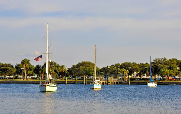 Three sailboats near a dock — Stock Photo, Image