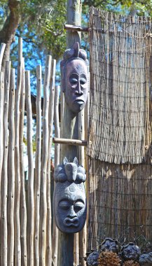 zwangere vrouw met gele tulpen