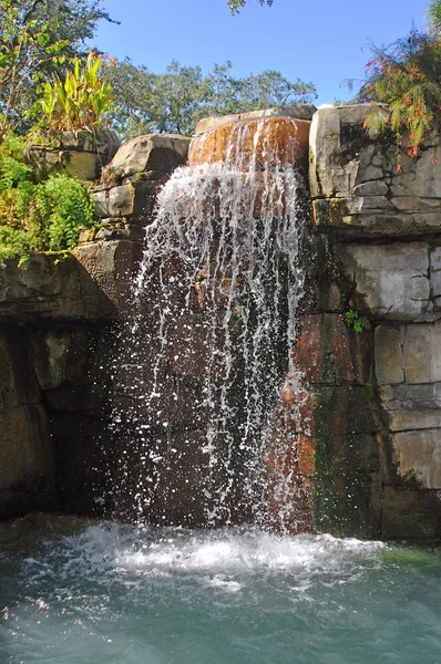 Paroi rocheuse avec une cascade — Photo