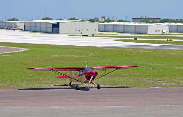 Un petit avion à hélice rouge — Photo