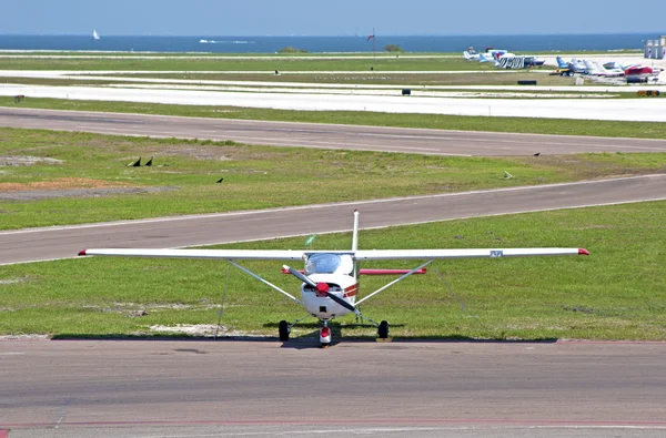 Vit propeller flygplan — Stockfoto