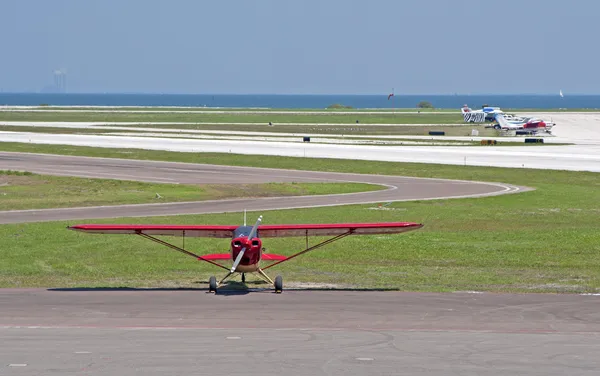 A small red propeller airplane — Stock Photo, Image