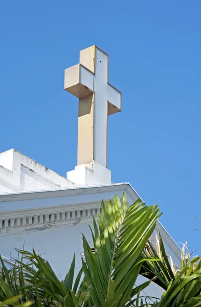 Cruz en la azotea de una vieja iglesia blanca —  Fotos de Stock