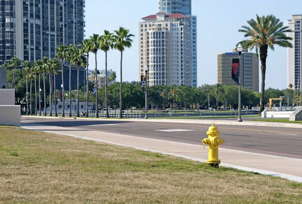 Yellow fire hydrant — Stock Photo, Image