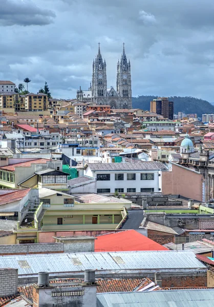 Blick auf die Stadt Quito mit der Basilika — Stockfoto