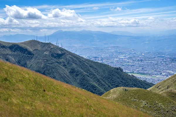 Склон горы Пичинча с Кито на заднем плане . — стоковое фото