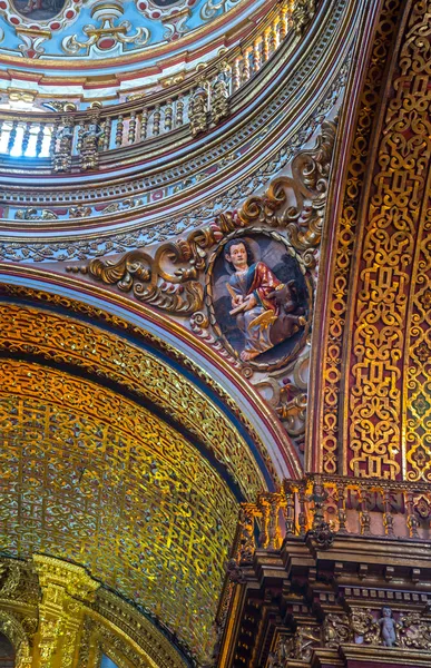 Detalle de un santo en el interior de una antigua iglesia — Foto de Stock