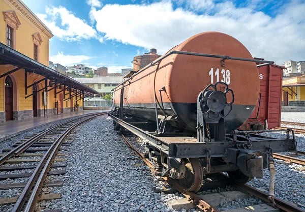 Achteraanzicht van een gas wagen van een oude trein — Stockfoto