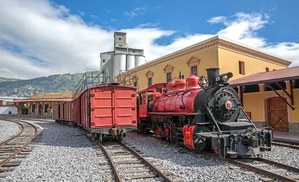 Oude locomotief trein op een spoor spoorweg — Stockfoto