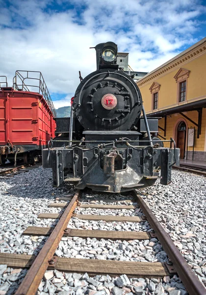 Tren de locomotoras viejo en una vía férrea — Foto de Stock