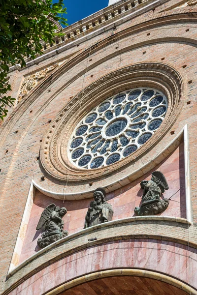 Dettaglio della facciata frontale di una Cattedrale — Foto Stock