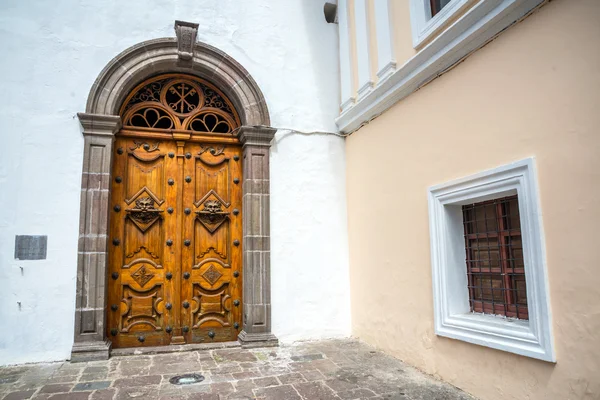 Ahşap kapı ve pencere sagrario Kilisesi — Stok fotoğraf