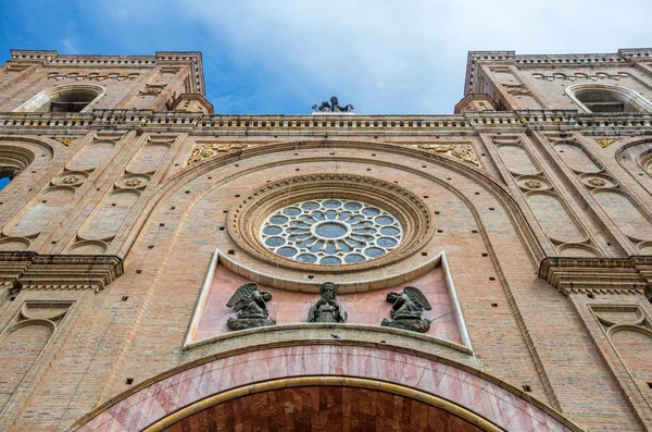 Vue de la face frontale d'une cathédrale — Photo