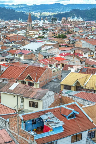 Θέα στις στέγες και την πόλη της cuenca, Εκουαδόρ — 图库照片