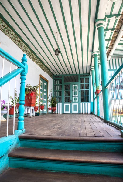 Pasillo al aire libre de una casa antigua — Foto de Stock