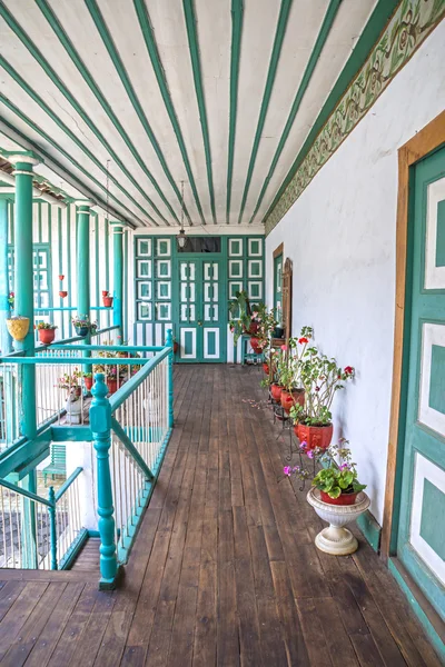 Couloir extérieur d'une vieille maison — Photo