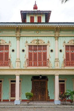 Guayaquil, Guayas, Ekvador - Kasım 2013: Eski sömürge evlerinin kopyaları, Ulusal Park 'ta (Parque Nacional), bulutlu bir sabah.