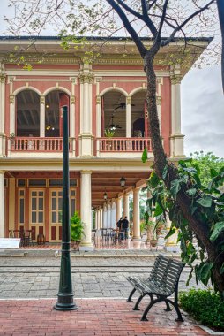 Guayaquil, Guayas, Ekvador - Kasım 2013: Eski sömürge evlerinin kopyaları, Ulusal Park 'ta (Parque Nacional), bulutlu bir sabah.