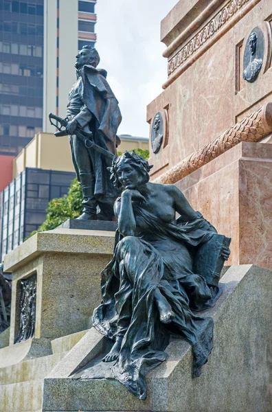 Duas estátuas na base do monumento da Independência, Guayaquil, Equador — Fotografia de Stock