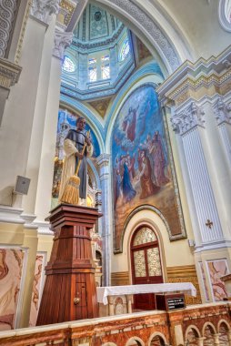 Guayaquil, Guayas, Ekvador - Kasım 2013: Santo Domingo Kilisesi 'nin (Saint Dominic) birçok dekorasyonu, heykelleri, dini sanatı, resimleri, sütunları ve vitray pencereleriyle.