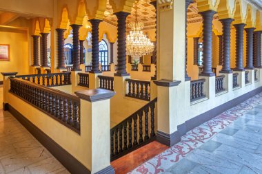 Guayaquil, Guayas, Ekvador - Kasım 2013: Eski bir müzenin ikinci kat salonu ve merdiven alanı.