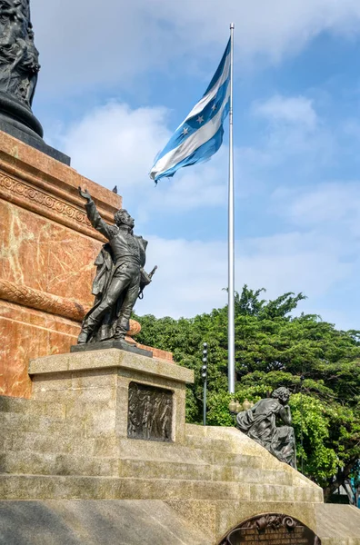 Guayaquil, Guayas, Ekvador - Kasım 2013: Parque Centenario 'yu çevreleyen heykeller ve heykeller (Centennial Park), güzel güneşli bir öğleden sonra.