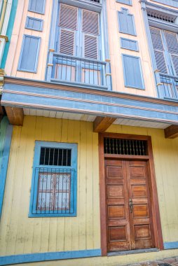 Guayaquil, Guayas, Ekvador - Kasım 2013: Cerro del Carmen bölgesinin evleri, pencereleri ve caddeleri, güneşli bir sabah.