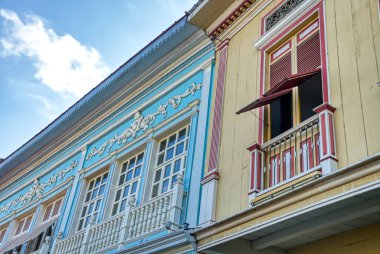 Guayaquil, Guayas, Ekvador - Kasım 2013: Cerro del Carmen bölgesinin evleri, pencereleri ve caddeleri, güneşli bir sabah.