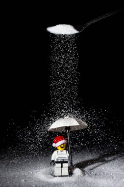 Minyatür Lego Süvarileri figürleri, Star Wars klonları şemsiye altında yağmurda