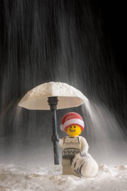 Minyatür Lego Süvarileri figürleri, Star Wars klonları şemsiye altında yağmurda