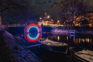 Aralık 2021, Amsterdam Işık Festivali 'nde gökkuşağı Hollanda' da bir tünelde