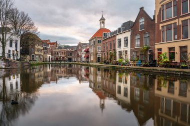 Aralık 2021 Schiedam, Turuncu çatılı ev Zakkendragershuisje çuval taşıyıcıları loncası Hollanda 'nın eski bir hanesidir.