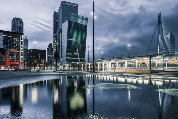 Prosinec 2021 Budova Kpn Erasmusbridge Rotterdamu Nizozemsko — Stock fotografie
