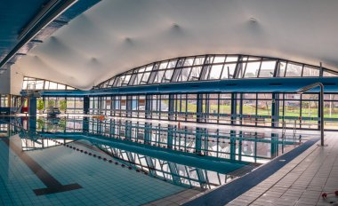 Güzel yansımaları olan boş yüzme havuzu (blinkerd). Hollanda, Scheveningen 'de BLINKERD