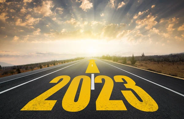 新年のコンセプト 2022年から2023年までの記念日 日の出アスファルト道路の途中で道路に書かれたテキスト2023 計画と事業戦略の概念 ストック画像