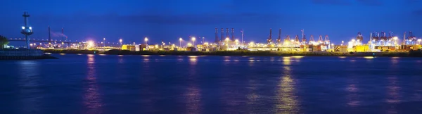 Her gece yansımaları konteyner terminali