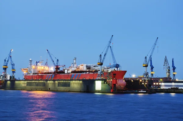 konteyner gemisi kuru rıhtımda