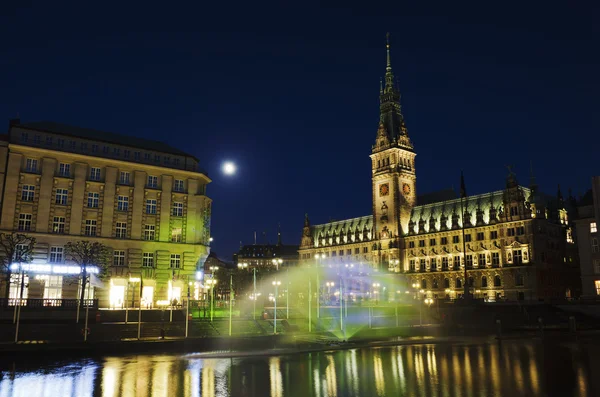 ハンブルク市庁舎の前の噴水します。 — ストック写真