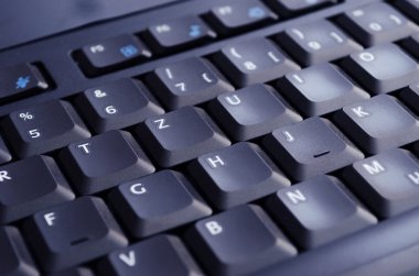 siyah klavye ekran tarafından aydınlatılmış