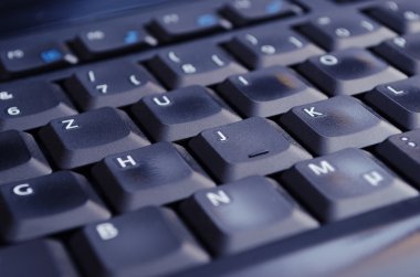 siyah klavye ekran düşük açılı tarafından aydınlatılmış