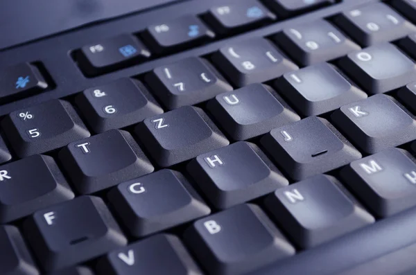 siyah klavye ekran tarafından aydınlatılmış