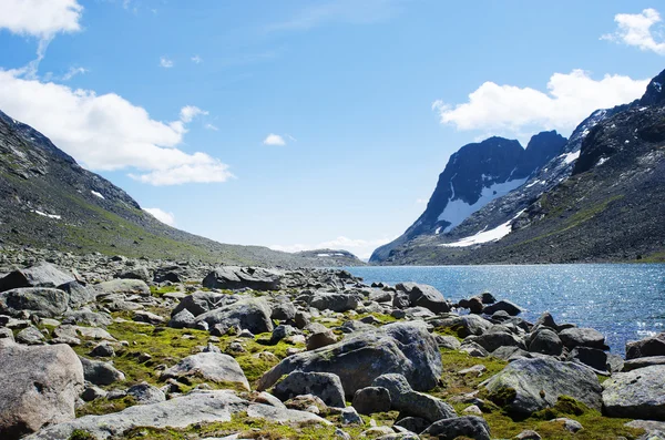 Rocas y lago — Foto de Stock