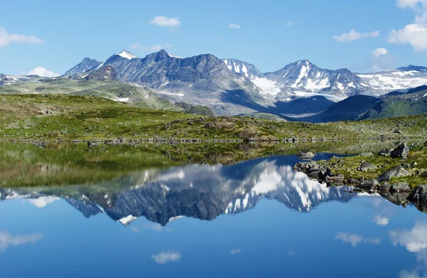 Reflexión de montaña — Foto de Stock