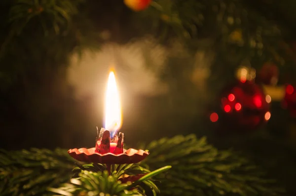 Vela en el árbol de Navidad — Foto de Stock